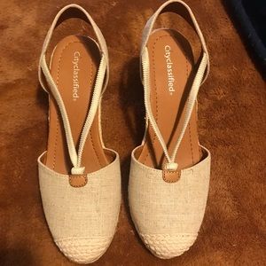 City Classified Woman’s size 9 canvas like plat forms.